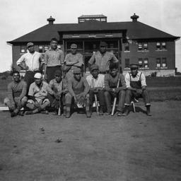 Group Portraits of a Baseba...